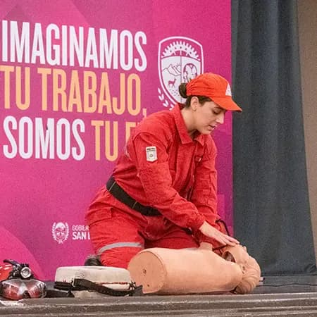 Personal de Defensa Civil demostrando maniobras de RCP