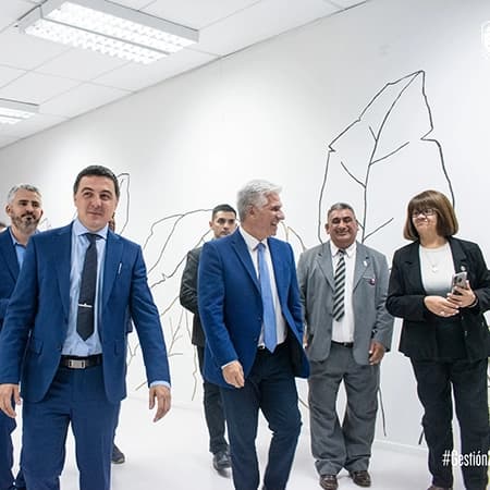 El gobernador Claudio Poggi recorriendo las instalaciones de UPrO.