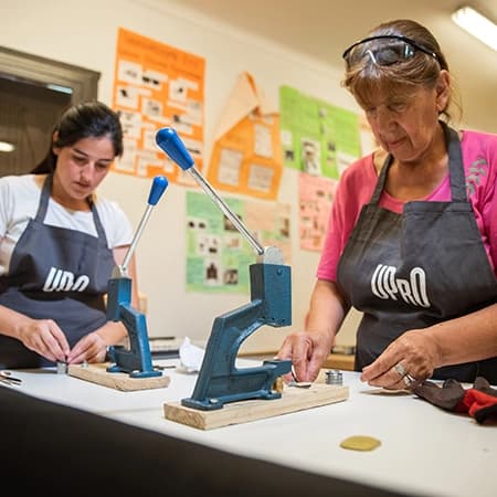 imágen mujer realizando tapizado