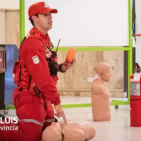 Personal de Defensa Civil demostrando maniobras de RCP