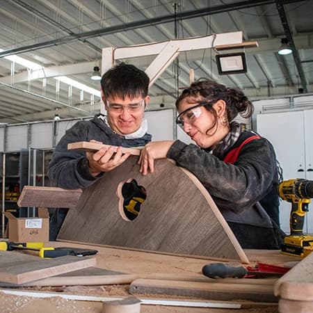 Alumnos fabrican juegos Montessori utilizando material reciclado.