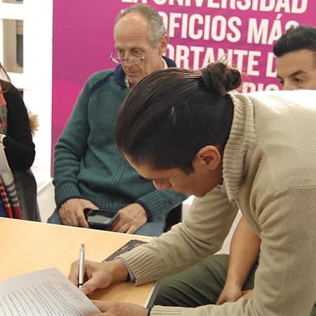 El rector Rudy Cámera, Secretaría de Vinculación y personal de la empresa Neumar SRL, en la firma del convenio.