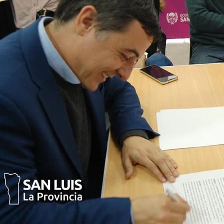 El rector Rudy Cámera, Secretaría de Vinculación y personal de la empresa Neumar SRL, en la firma del convenio.