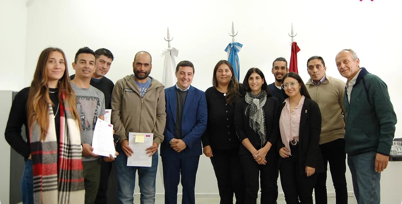 El rector Rudy Cámera, Secretaría de Vinculación y personal de la empresa Neumar SRL, en la firma del convenio.