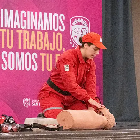 Personal de Defensa Civil demostrando maniobras de RCP